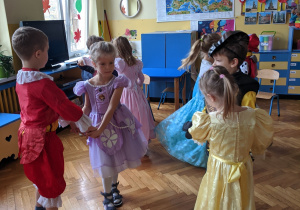 Dzieci z grupy VI w strojach ulubionych bohaterów z bajek tańczą "na balu w królewskim zamku"